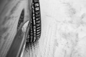 Opony zimowe: klucz do bezpiecznej jazdy w trudnych warunkach
